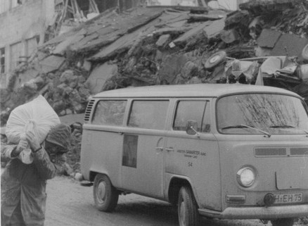 1980 müssen die ASB-Helfer zum Auslandshilfeeinsatz ins vom Erdbeben zerstörte Süditalien,parken ihren VW-Bus vor zerstörten Häusern.