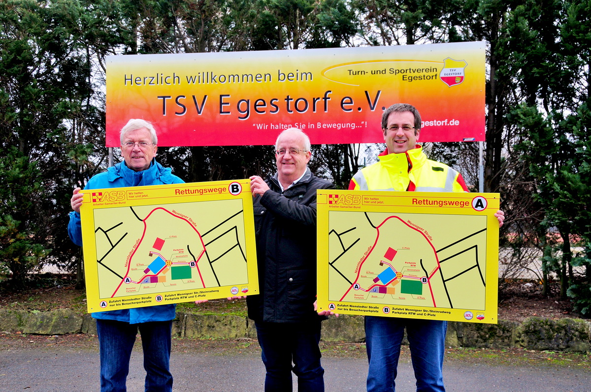 ASB sorgt für Rettungswegetafeln am Sportgelände in Egestorf