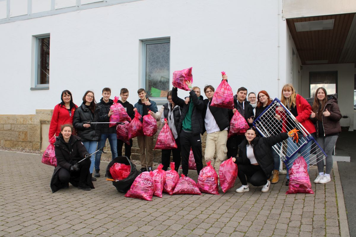 Jugendliche sammeln Müll und lernen mehr über Nachhaltigkeit