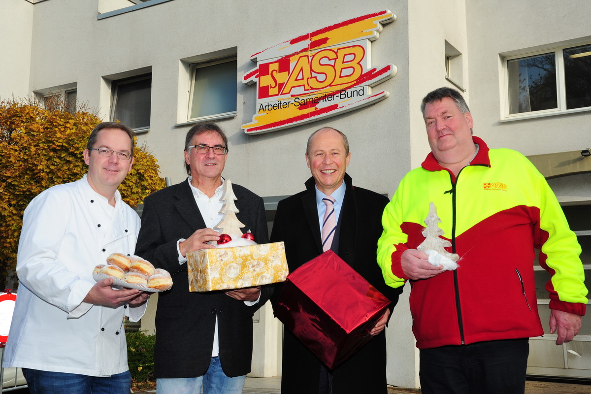 Hendrik Mordfeld (Bäckerei Hünerberg) (von links), Klaus Fricke (ASB) Reinhard Meyer (SSK Barsinghausen) und Jens Meier (ASB) und freuen sich darauf, den Senioren wieder eine schöne Feier zu bescheren 