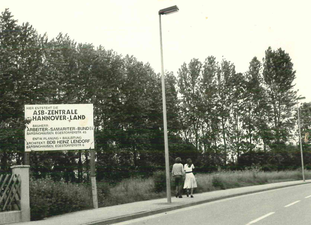Ein Schwarz-Weiß-Foto von 1968 zeigt ein Plakat,das auf den geplanten Bau der ASB-Zentrale in Barsinghausen hinweist