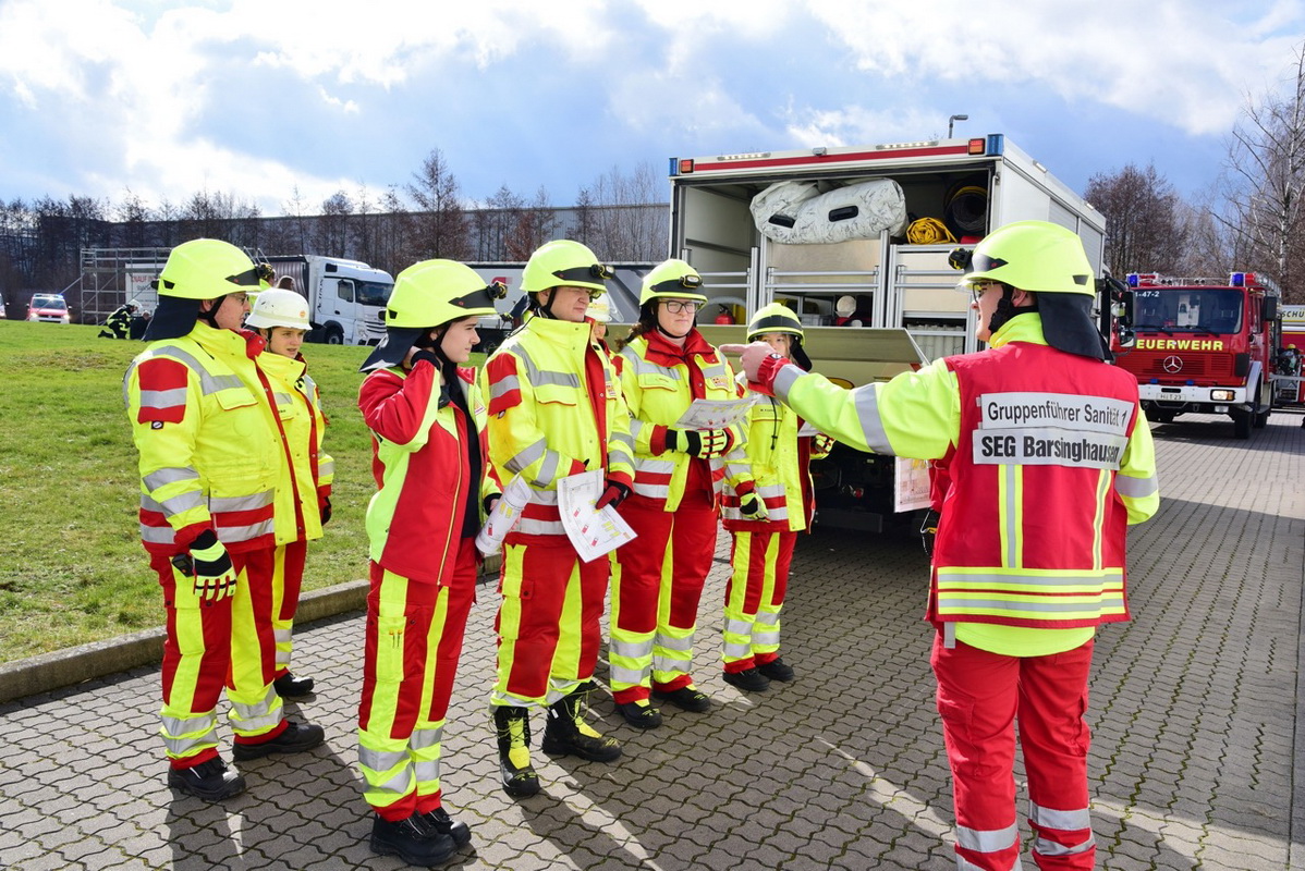 Samariter und Feuerwehr üben gemeinsam auf dem Gelände der Firma Delta Stahl in Barsinghausen
