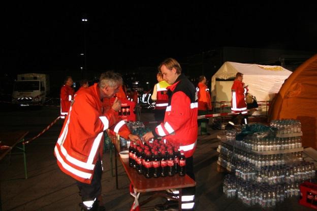 Bei Styroporhersteller Kluth in Barsinghausen bricht 2011 ein Großbrand aus. Die Samariter kümmern sich um die Verpflegung und sanitätsdienstliche Absicherung der vielen Einsatzkräfte.