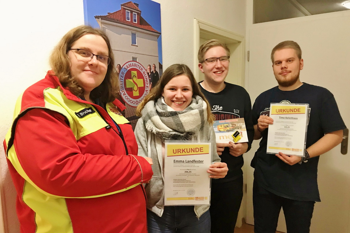 Nadine Brockhoff (von links) dankt den fleißigen Samaritern Emma Landfester, Maximilian Walpert und Timo Kelichhaus
