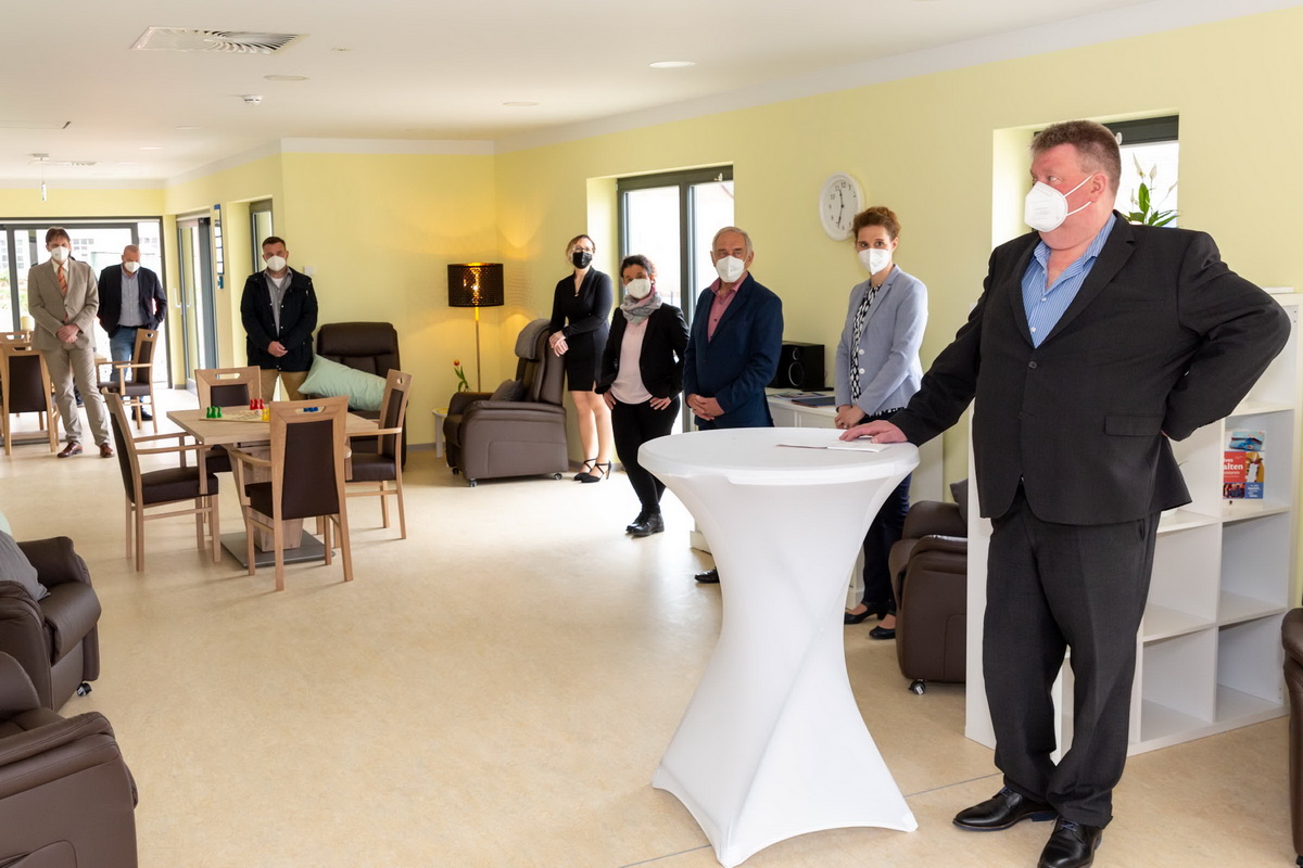ASB-Kreisverbandsgeschäftsführer Jens Meier (rechts) begrüßt alle Gäste der neuen ASB-Tagespflege in Ottenstein