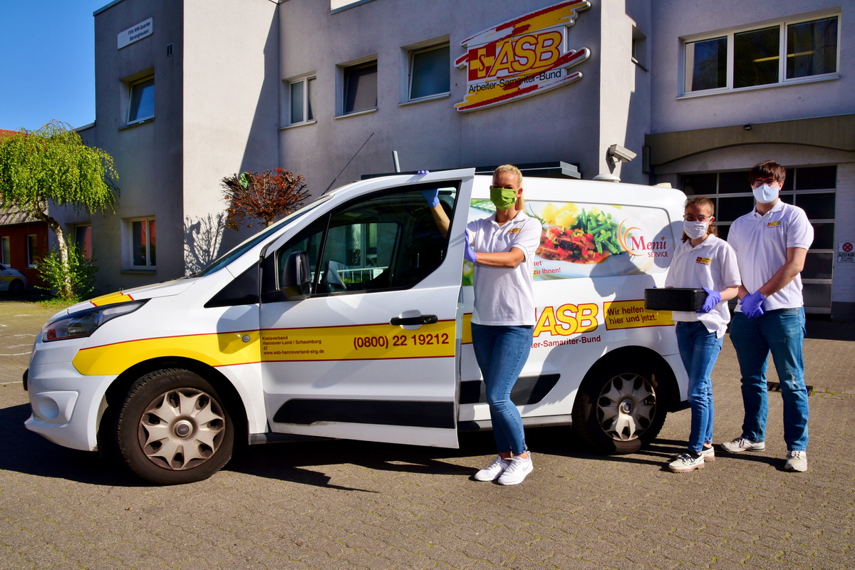 Katharina Thamm (vo.links), Lena Winkler und Cedric Bruns  beladen das Fahrzeug des Menübringdienstes mit frischen Speisen für ihre Kunden